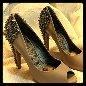 Bad mama-jama heels with rhinestone details